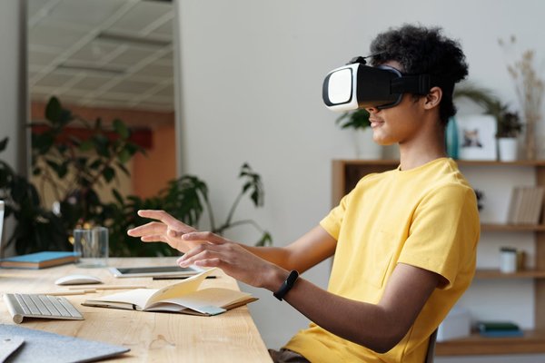 Comment intégrer les technologies de réalité virtuelle dans les programmes éducatifs pour les écoles ?